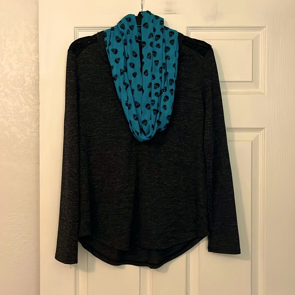 WORN ONCE JUNIORS LONG SLEEVE TOP WITH MATCHING SCARF : SIZE LARGE